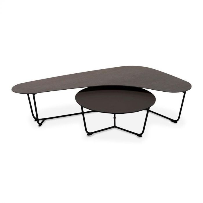 Duo salontafelset van Harvink met organische en ronde tafel in donkere kleur, vooraanzicht.