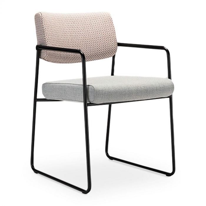 Eetkamerstoel Duck in grijze bekleding met zwart metalen frame, vooraanzicht.