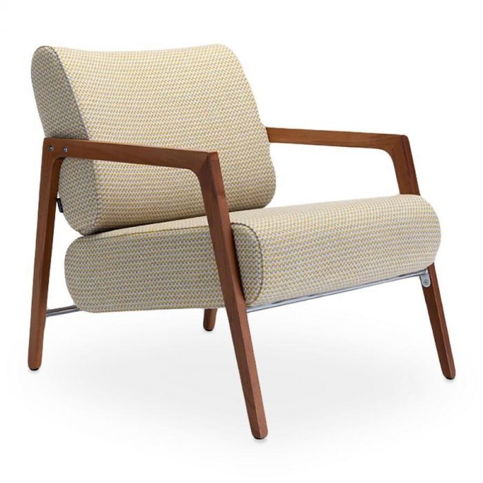 Harvink Fauteuil Fraai in gele stof met houten frame, vooraanzicht.