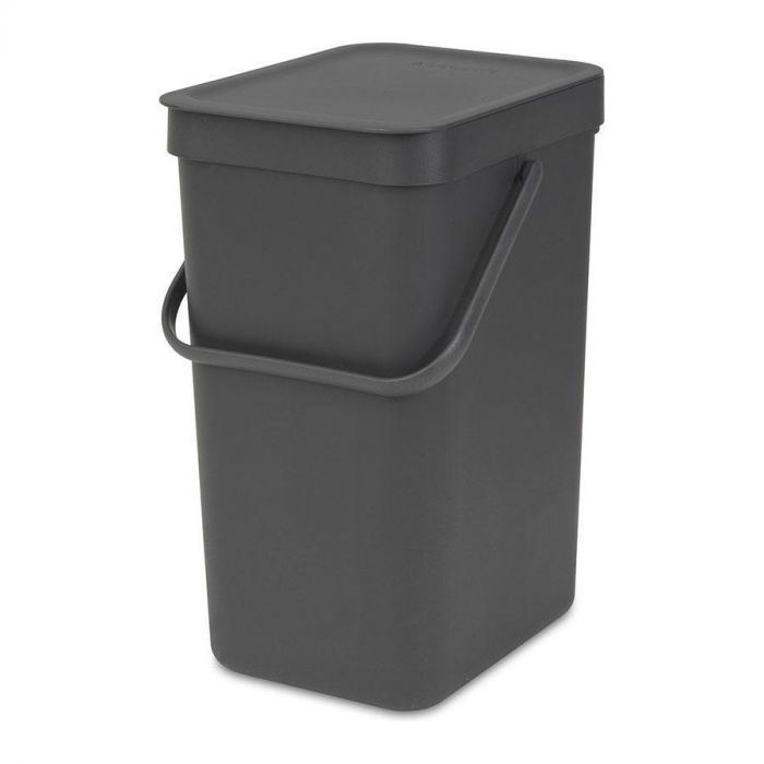 Donkergrijze Brabantia Sort & Go afvalemmer van 12 liter met deksel gesloten en hengsel aan de voorkant.