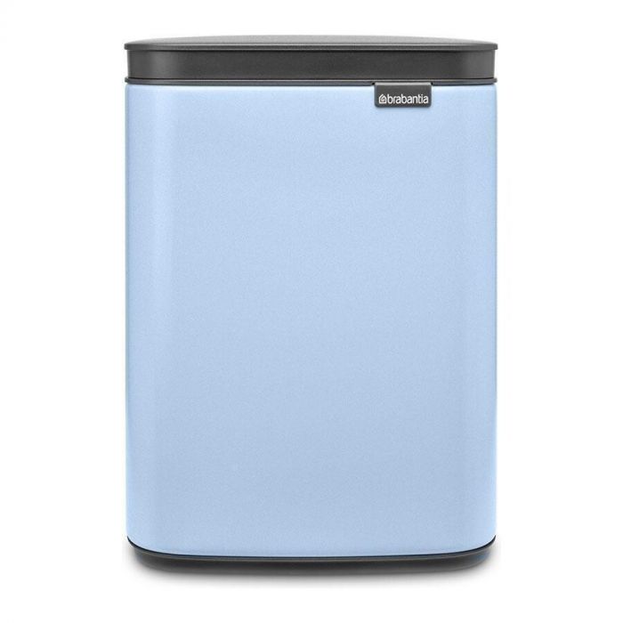 Brabantia Bo afvalemmer 4L in Dreamy Blue, vooraanzicht met strak, stijlvol ontwerp en zwart deksel.