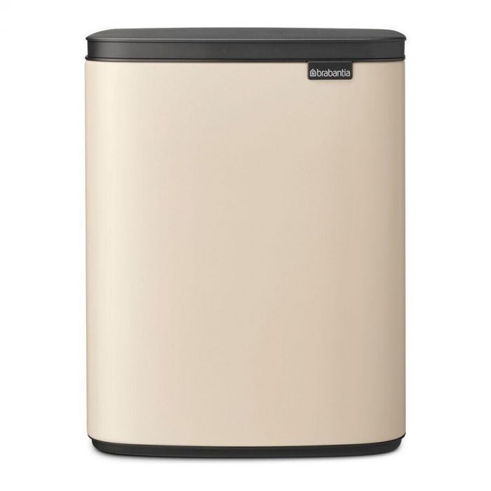 Vooraanzicht van de Brabantia Bo Afvalemmer 12L in Soft Beige, met een strak en modern ontwerp.
