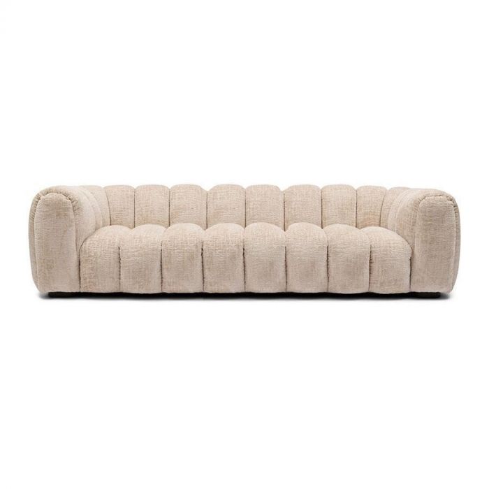 Beige 4-zitsbank met een gestoffeerde uitstraling en een uniek gewatteerd ontwerp, vooraanzicht.