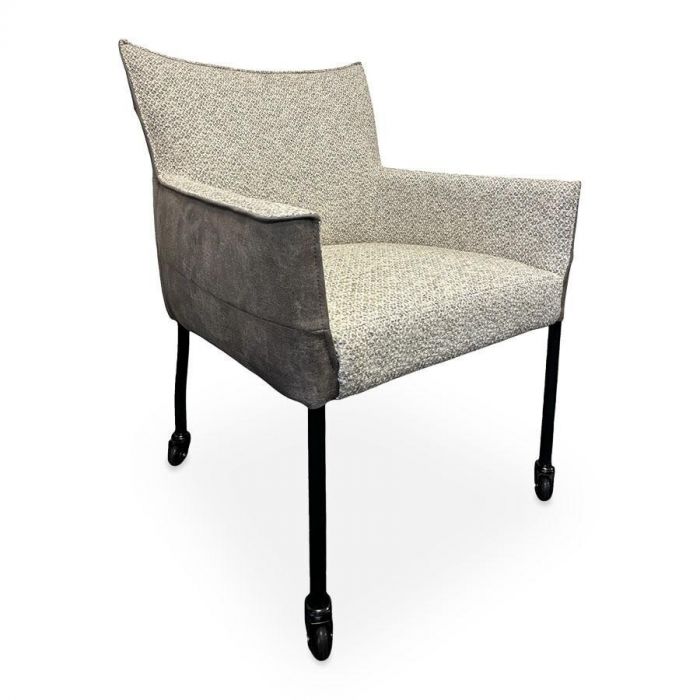 Eetkamerstoel Jeremy van IN.HOUSE met een stoffen zitting en armleuningen, gecombineerd met een grijs kunstleer op de buitenkant.