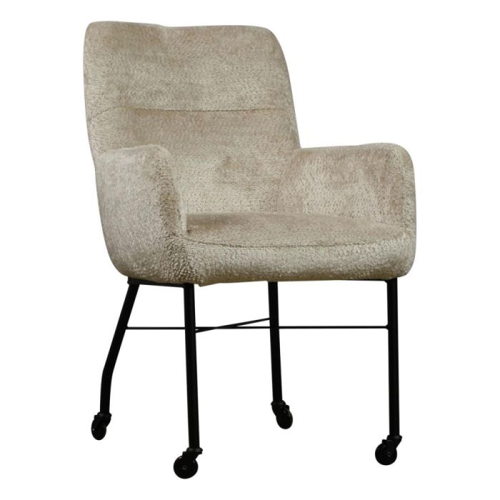 Armstoel Wallowa met beige bouclé bekleding en zwart metalen onderstel op vier wielen, schuin van voren gefotografeerd
