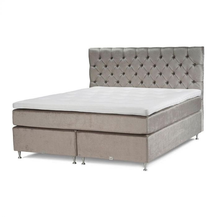 Beige velvet boxspring Madeleine Continental met gecapitonneerd hoofdbord, dubbele matrassen en metalen pootjes, schuin van voren gefotografeerd.