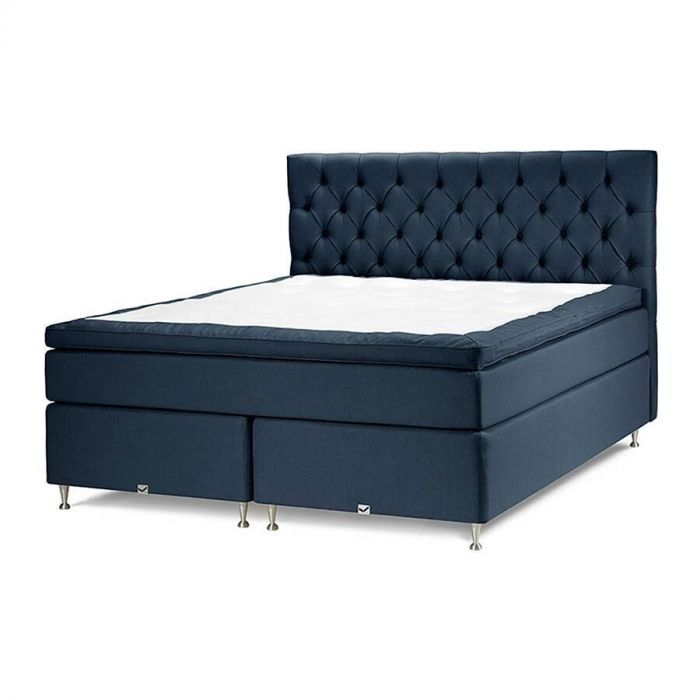 De boxspring Exclusive Continental van Viking. Tweepersoons uitvoering in een donkerblauwe kleur. Gezien schuin van voren.