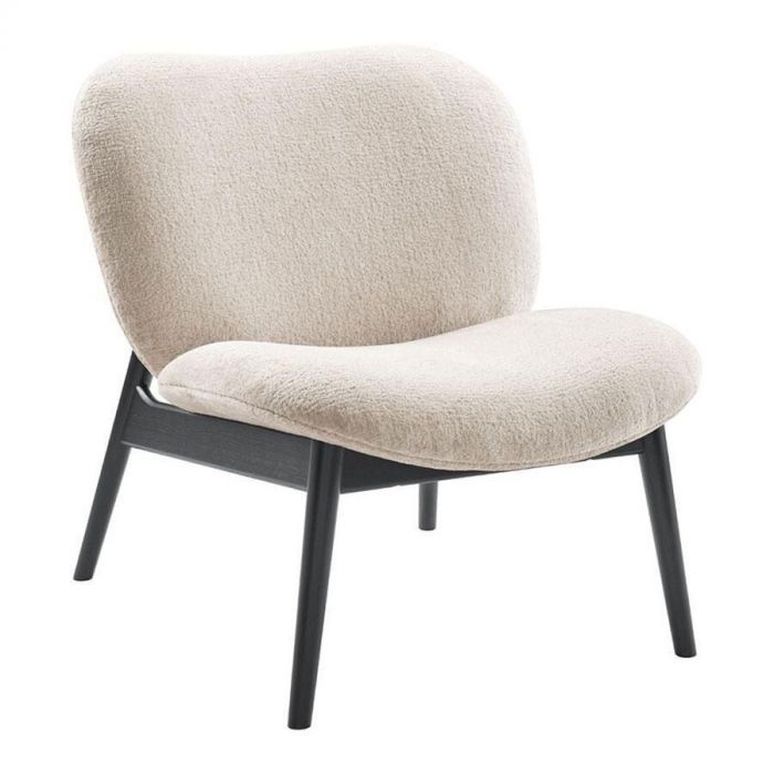 Fauteuil Krelani van Inhouse, schuin van voren gezien, met zachte bekleding en een zwart houten frame.