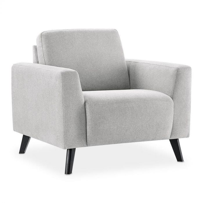 Lichtgrijze fauteuil Nyborg met zwarte houten poten en een los rugkussen, schuin vooraanzicht.