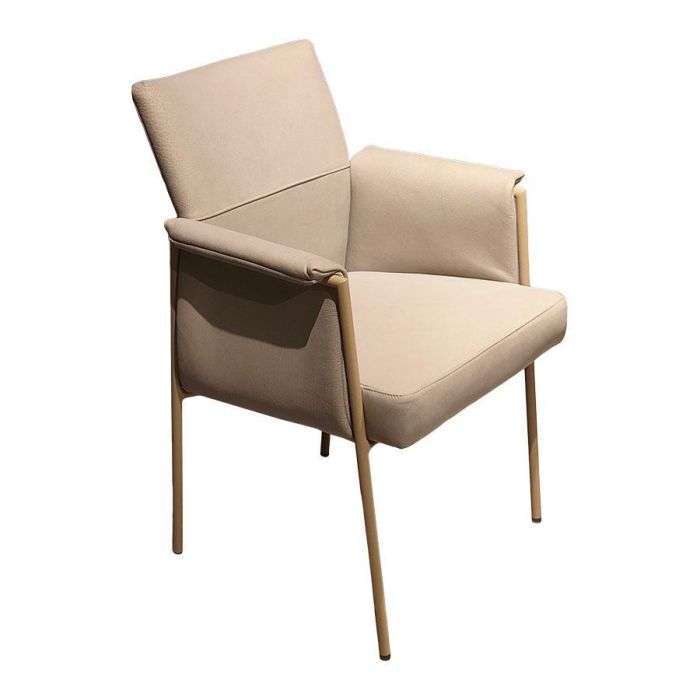 Hansen armstoel in Pearl leder met slank rond buisframe in schuin vooraanzicht.