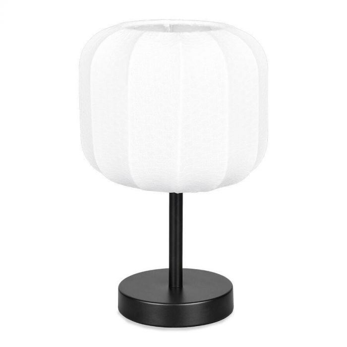 Tafellamp Madeline met witte lampenkap van textiel en een zwarte metalen voet, voorkantaanzicht.