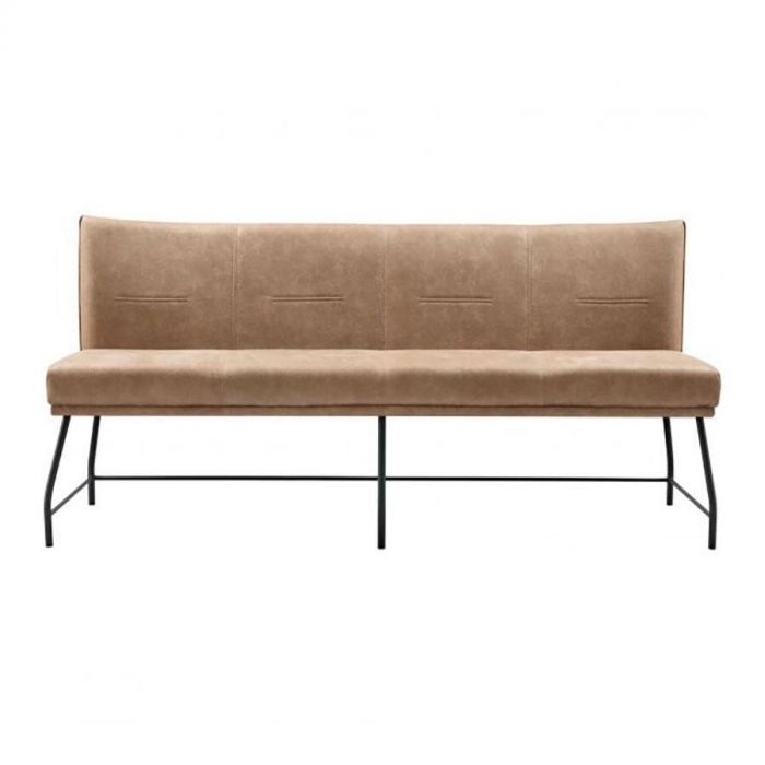 Eetkamerbank Rantio van Inhouse, bekleed met een bruin microleder, met zwarte metalen poten, schuin van voren gefotografeerd. Op de rugleuning zitten stiksels die het aantal zitplaatsen benadrukken.