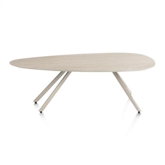 Salontafel Mintos van XOOON met een organisch gevormd blad in lichte houttint en slanke metalen poten, zijaanzicht.