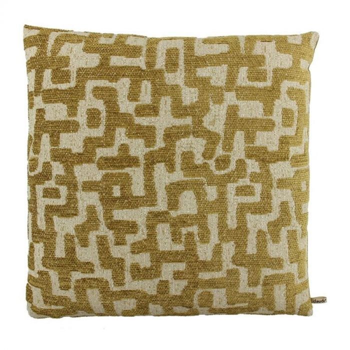 Sierkussen Ruralla van Claudi in mosterdkleur, met een modern geometrisch patroon, ideaal voor een luxe en stijlvolle touch op de bank.