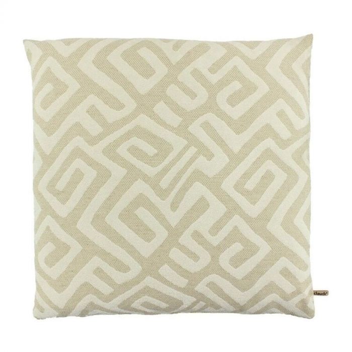 Sierkussen Naiwa van Claudi in off-white, met een modern geometrisch patroon, perfect voor een luxe en stijlvolle toevoeging aan je interieur.