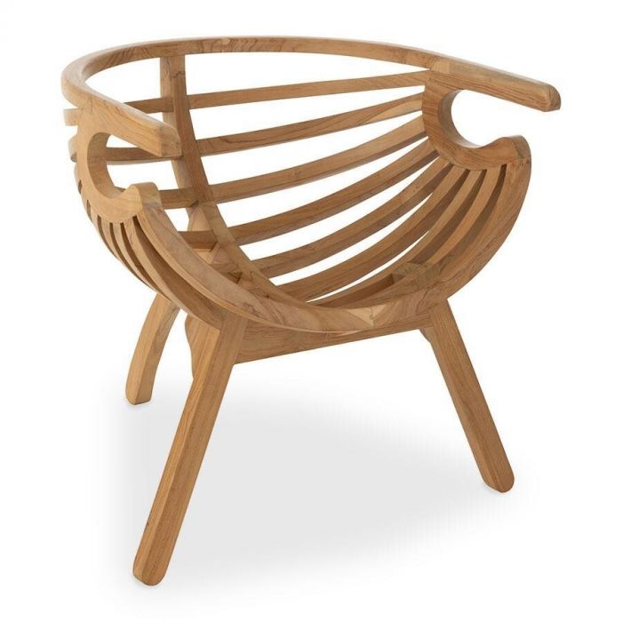 Close-up van de Crab stoel van naturel teakhout, met een unieke kuipvormige zitting en horizontale latten.