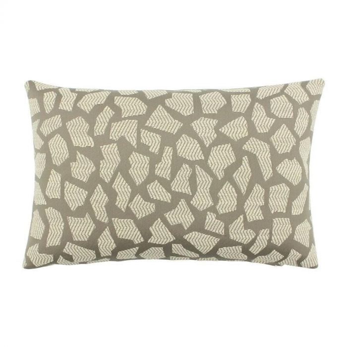 Sierkussen Golicia van Claudi in beige tinten, gemaakt van een hoogwaardige stof met een modern geometrisch patroon, perfect voor een luxe uitstraling.