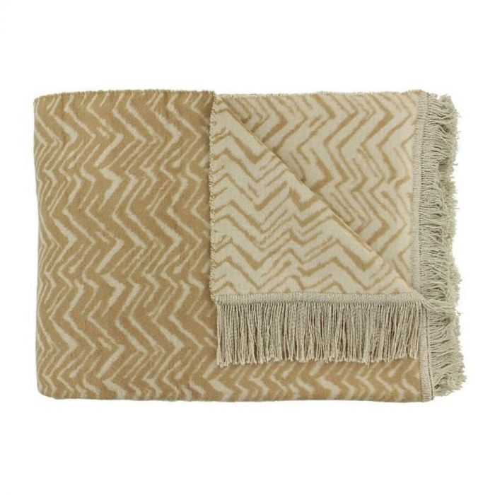 Goudbeige plaid Sanny van Claudi met een stijlvol zigzagpatroon en decoratieve franjes, gemaakt van een zachte, luxe stof.