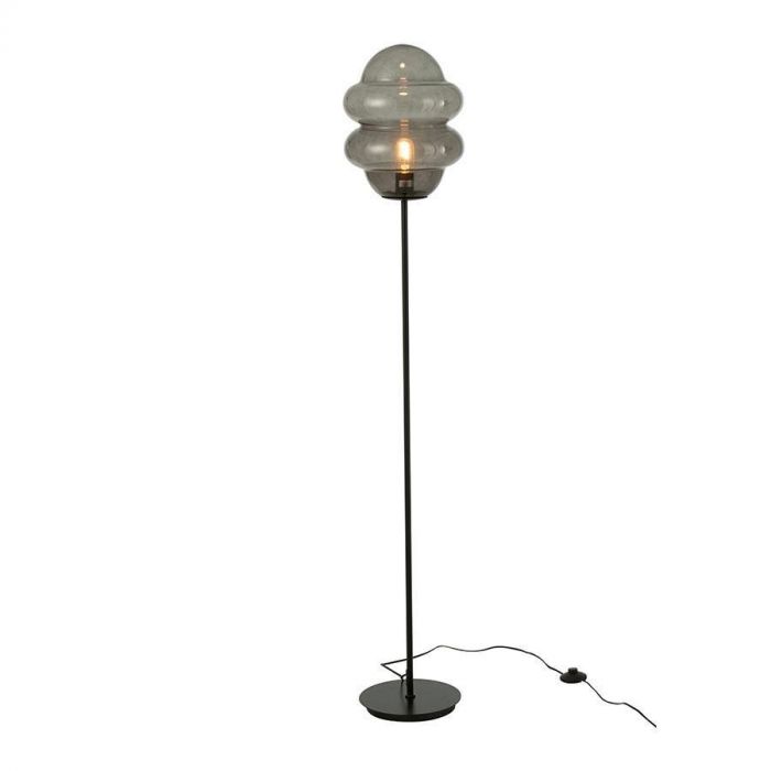 Vloerlamp met een rookglas kap in de vorm van een honinglepel op een slanke zwarte metalen voet, inclusief snoerschakelaar.