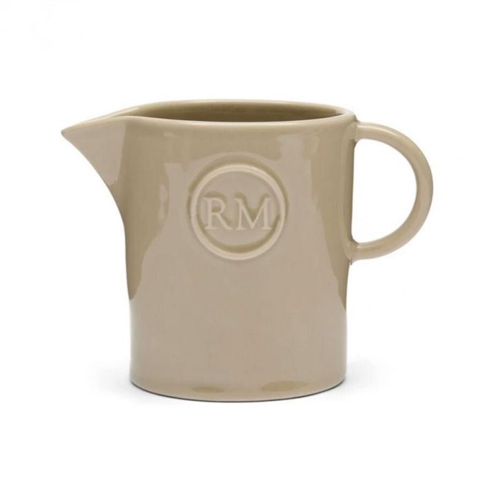 Lichtbruine keramische melkkan met RM-logo, klassieke vorm met schenktuit en oor, tegen een witte achtergrond gefotografeerd.