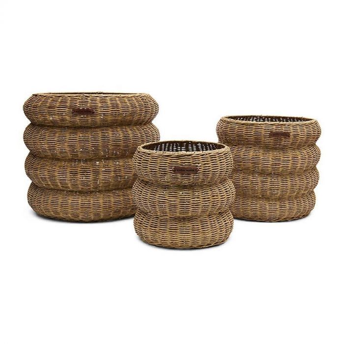 Set van drie ronde rattan opbergmanden van Rivièra Maison in verschillende formaten, staand tegen een witte achtergrond.