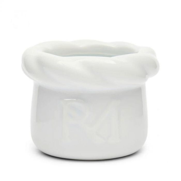 Witte keramieken eierdop van Rivièra Maison met een elegante, gedraaide rand en het reliëf 'RM' op de voorkant.