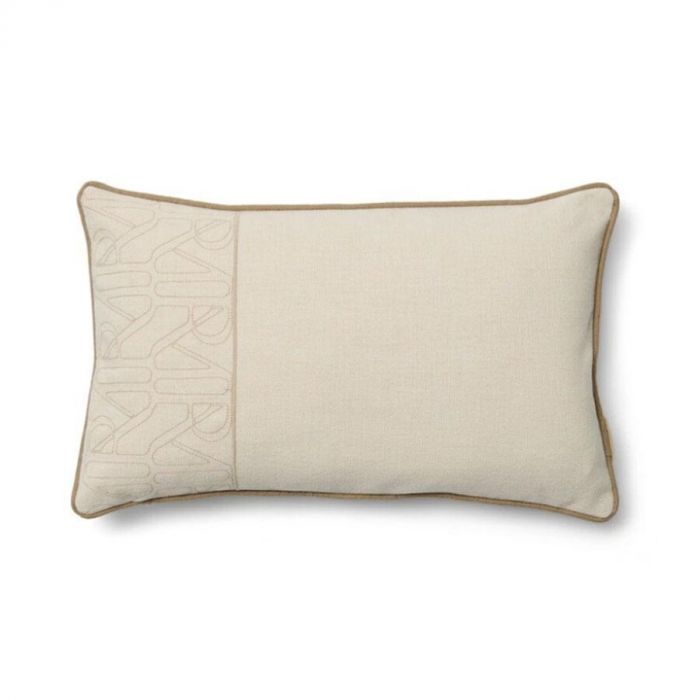 Rechthoekige kussenhoes in lichtbeige met subtiel ton-sur-ton RM-logo aan de zijkant en beige bies rondom de rand.
