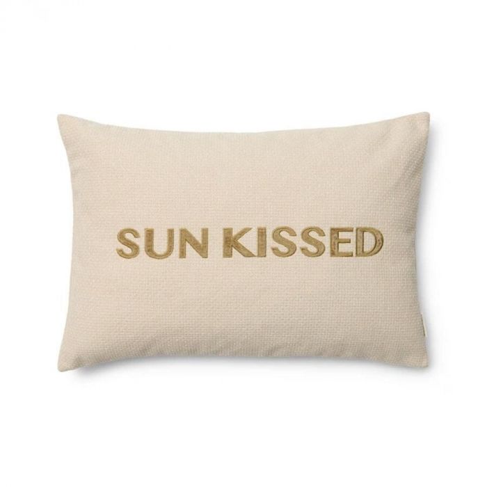 Rechthoekige kussenhoes in beige met de tekst 'SUN KISSED' geborduurd in goudkleurige letters, tegen een witte achtergrond.