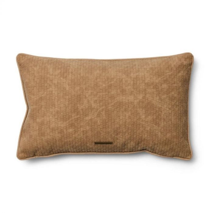 Rivièra Maison Kussenhoes Barrea in bruin, met suède-uitstraling en geweven structuur, liggend op een witte achtergrond.