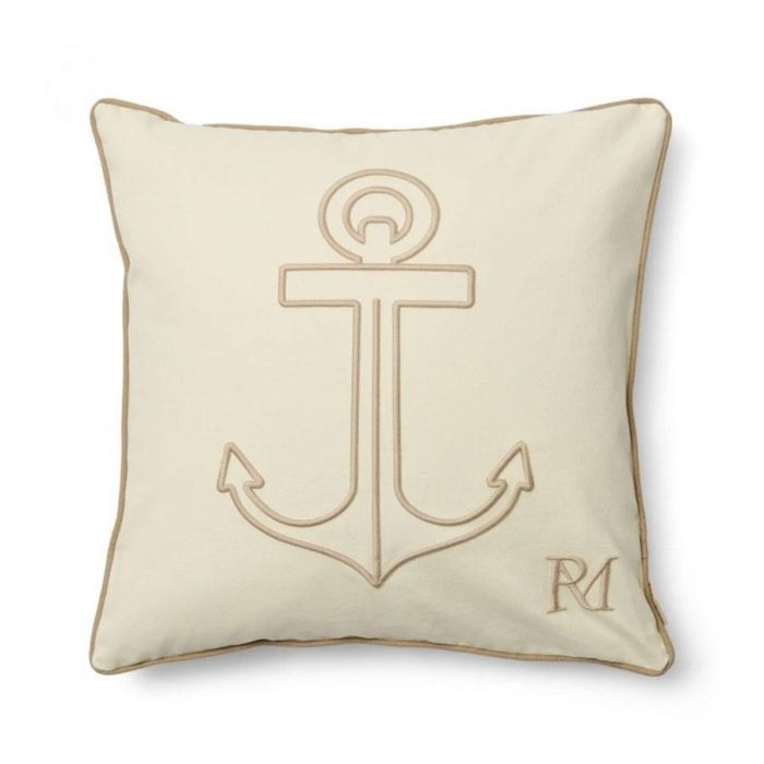Crèmekleurige Rivièra Maison kussenhoes Lecco met een reliëfprint van een anker en een geborduurd RM-logo in de hoek.
