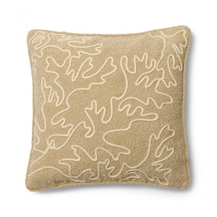 Vierkante kussenhoes van Rivièra Maison met een zandkleurige bouclé structuur en geborduurd koraalpatroon in ton-sur-ton garen.