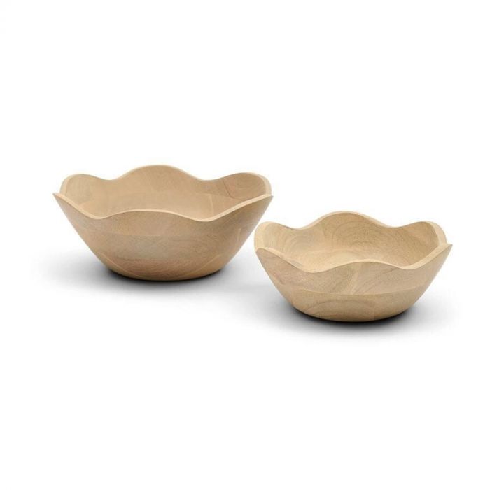 Twee houten schalen met golvende rand uit de Navelli-serie van Rivièra Maison, minimalistisch en elegant vormgegeven tegen een witte achtergrond.