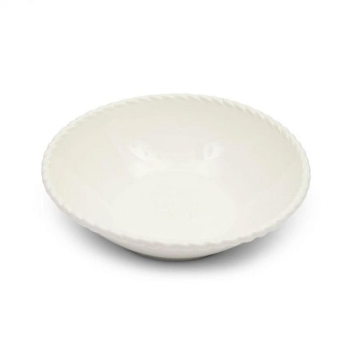 Witte schaal van porselein met sierlijke, gedraaide rand uit de Elegant Twist-serie van Rivièra Maison, afgebeeld op een witte achtergrond.