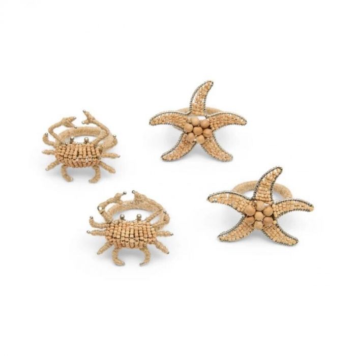 Set van vier servetringen in de vorm van een krab en zeester, handgemaakt met houten kralen en jute, voor een maritieme tafeldecoratie.