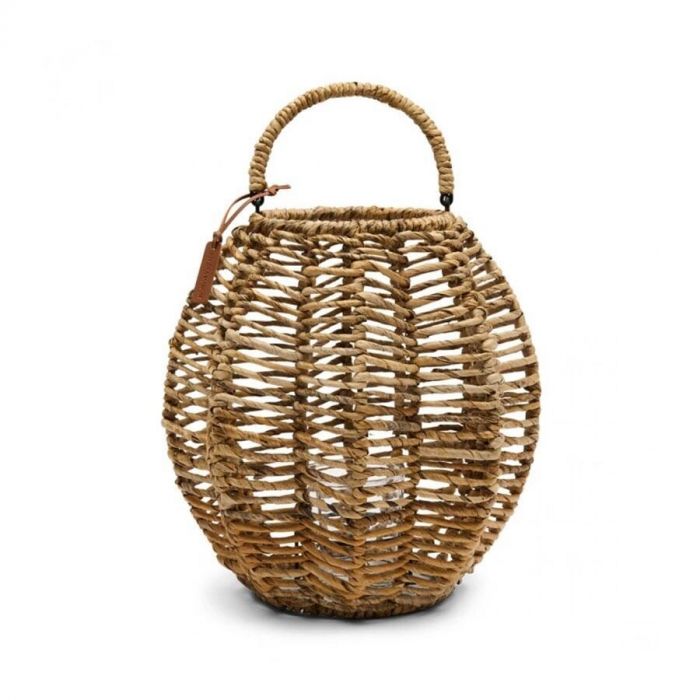 Ronde, gevlochten lantaarn Harvey van Rivièra Maison in naturel kleur met handvat en glazen houder aan de binnenkant.