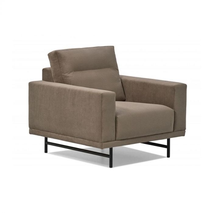 Zijaanzicht van de Montèl Fauteuil Phillipe – Een moderne fauteuil in taupe ribstof met brede armleuningen en een zwart metalen onderstel.