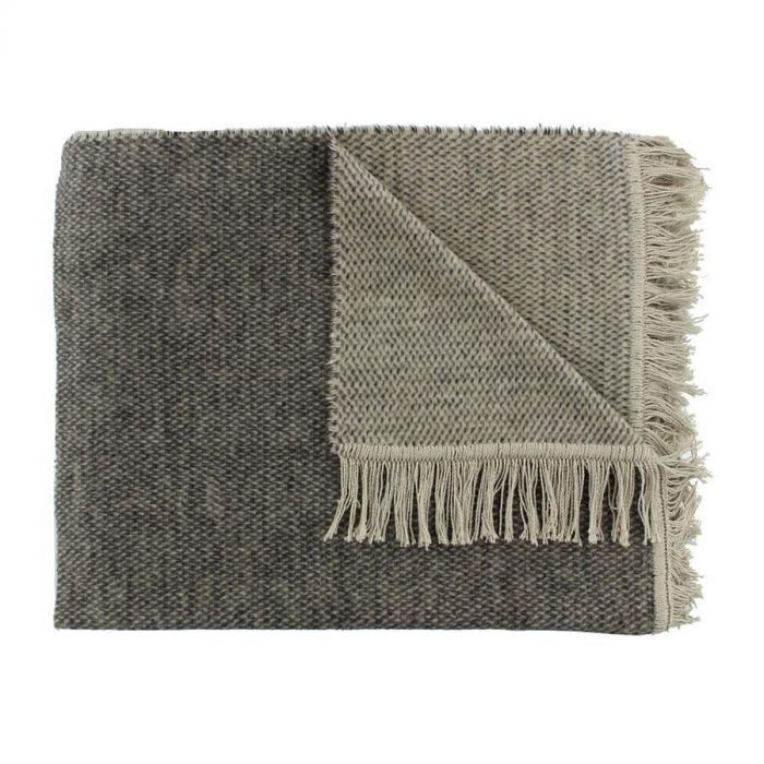 Plaid Unami Dark Taupe van Claudi, een luxe en zacht plaid met een fijn geweven structuur en decoratieve franjes, perfect voor extra warmte en stijl.