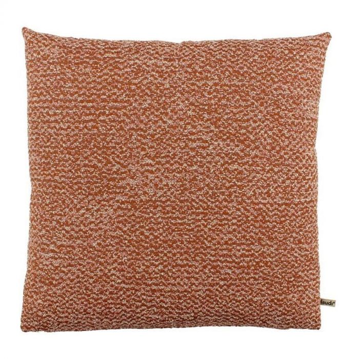 Vierkant sierkussen Strika van Claudi in een warme roestkleur met een subtiele textuur.