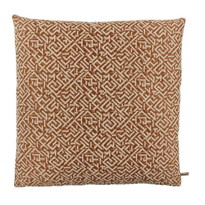 Vierkant sierkussen Tradu van Claudi in een warme roestkleur met een verfijnd geometrisch patroon in contrasterende tinten.