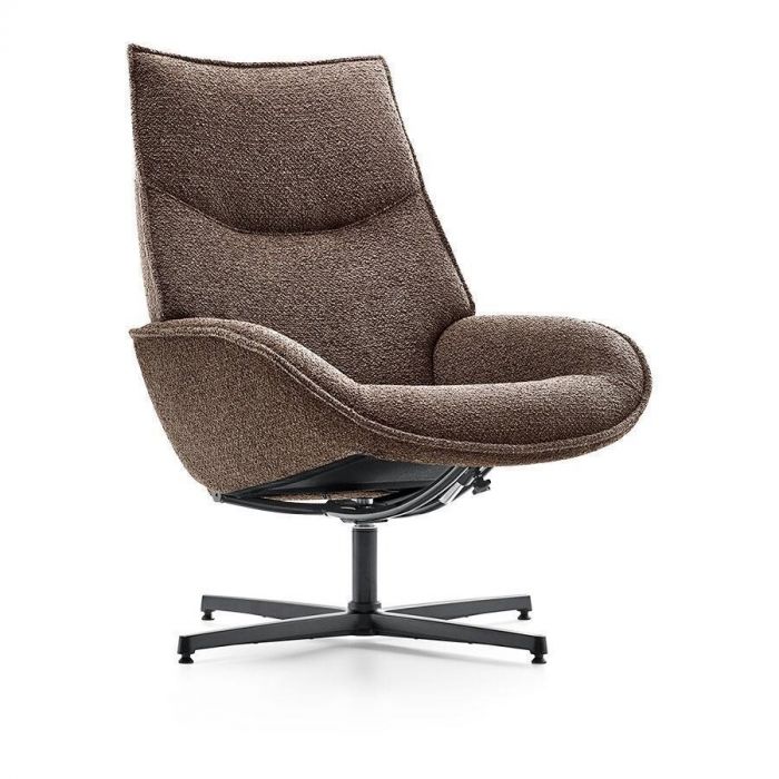 Draaifauteuil Majani van Baenks in bruin bouclé stof met hoge rugleuning en zwart metalen vierteens onderstel.