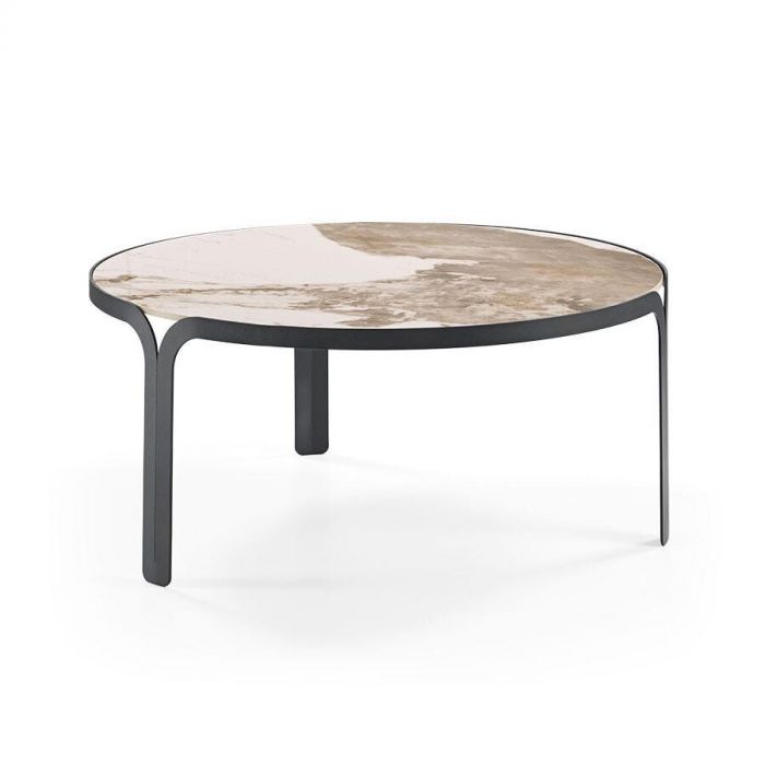 Bijzettafel Shinjuku van Baenks met keramieken blad en zwart metalen frame in moderne uitvoering.