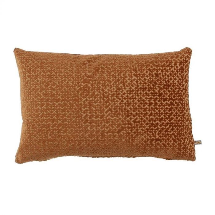 Sierkussen Nasha van Claudi in de kleur roest met een luxe, fluweelachtige textuur en subtiel patroon, ideaal voor een warme uitstraling.