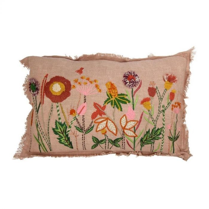 Rechthoekig sierkussen met een beige katoenen hoes, rijkelijk geborduurd met kleurrijke bloemen in groen, oranje, roze en roodtinten. De rand is licht gerafeld voor een speelse uitstraling.