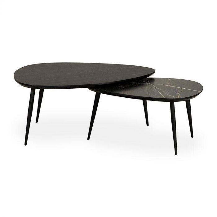 Set van twee Demonte XL salontafels met organische vormen, zwart metalen poten en een blad in zwart houtlook en zwart marmer met subtiele gouden aderen.