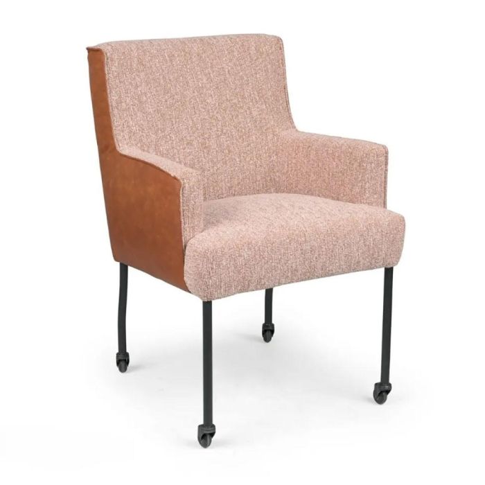 Eetkamerstoel Dewi met arm in beige bouclé en cognackleurig leer, zwart metalen frame met wieltjes, schuin van voren gefotografeerd.