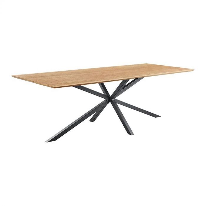 Eettafel Romaro van Pronto Wonen – rechthoekige teak tafel met een robuust houten blad en een metalen spinpoot in zwart.