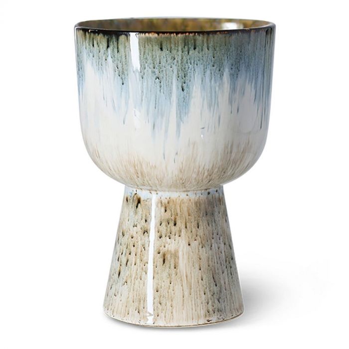 Close-up van de HKLIVING Bloempot Retro Gletsjer in blauw-witte glazuurafwerking met hoge voet.