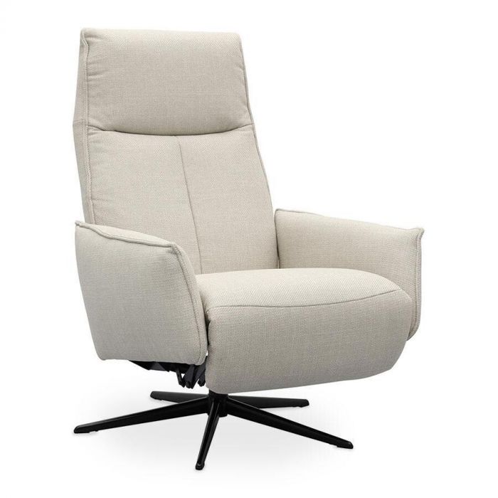 Relaxfauteuil Brenn in lichtgrijze stof met hoge rug en zwarte draaipoot, schuin vooraanzicht.