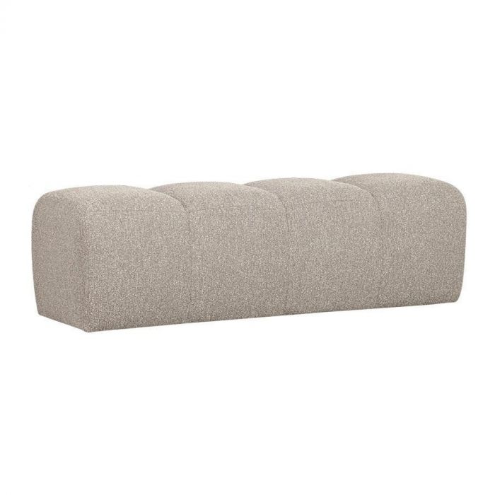 Beige eetbankje Mojo van WOOOD, met een gewatteerd en afgerond design, bekleed met zachte bouclé stof.