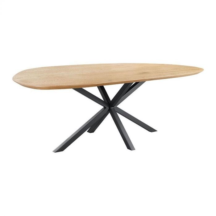 Eettafel Tavolo van Pronto Wonen, schuin vooraanzicht – Een grote eettafel met een asymmetrisch gevormd eikenhouten blad in een lichte houttint. De tafel heeft een zwart metalen kruispoot onderstel dat schuin uitloopt.
